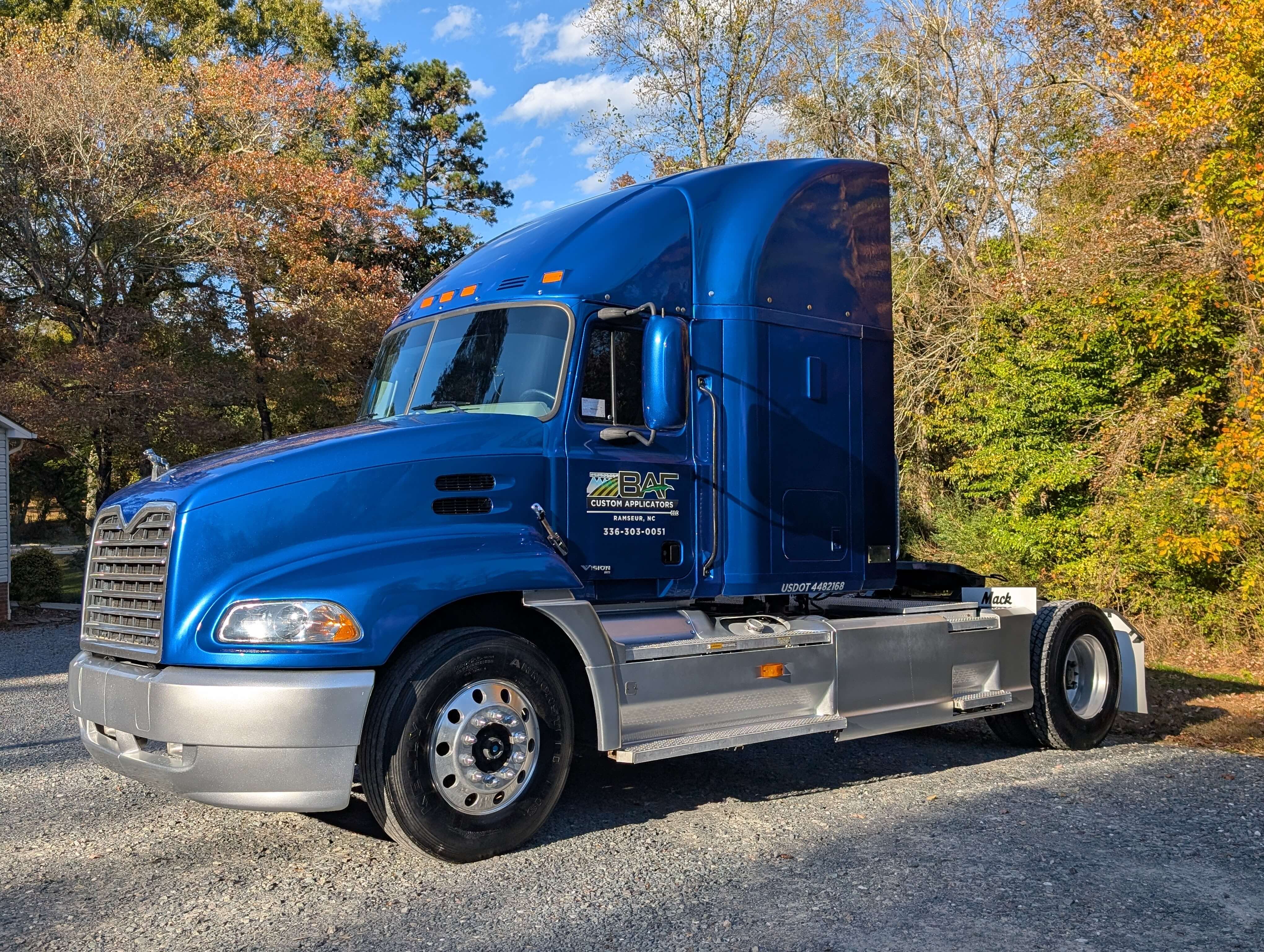Tamco Paint Blazin Blue in 2000 Mack Vision Semi Truck
