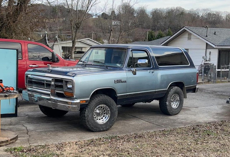 Tamco Paint Chrysler Diamond Blue in Dodge Ramcharger