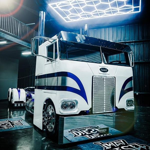 Tamco Paint Slick Silver Metallic in 1973 Peterbilt 352 COE