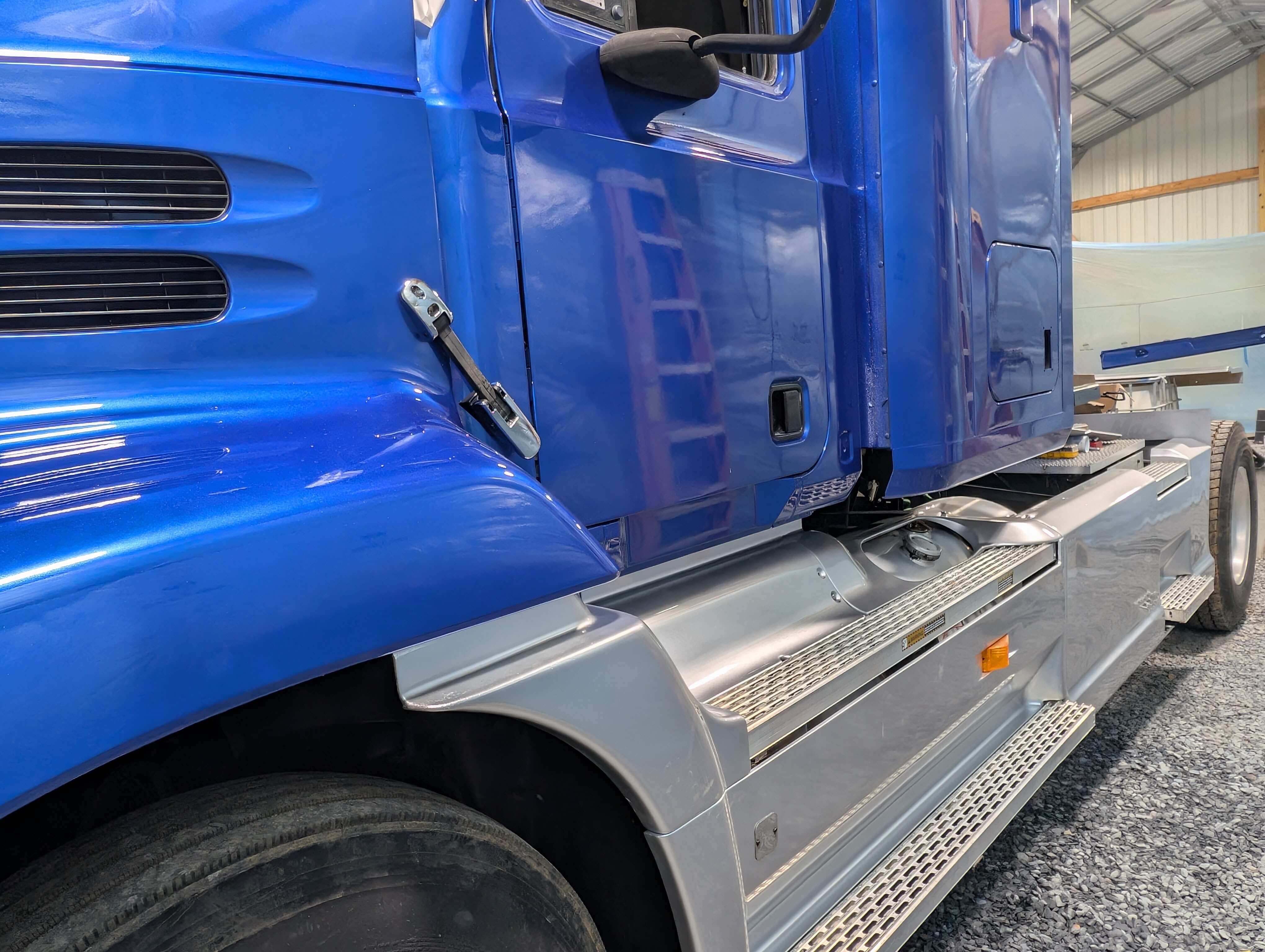 Tamco Paint Blazin Blue in 2000 Mack Vision Semi Truck