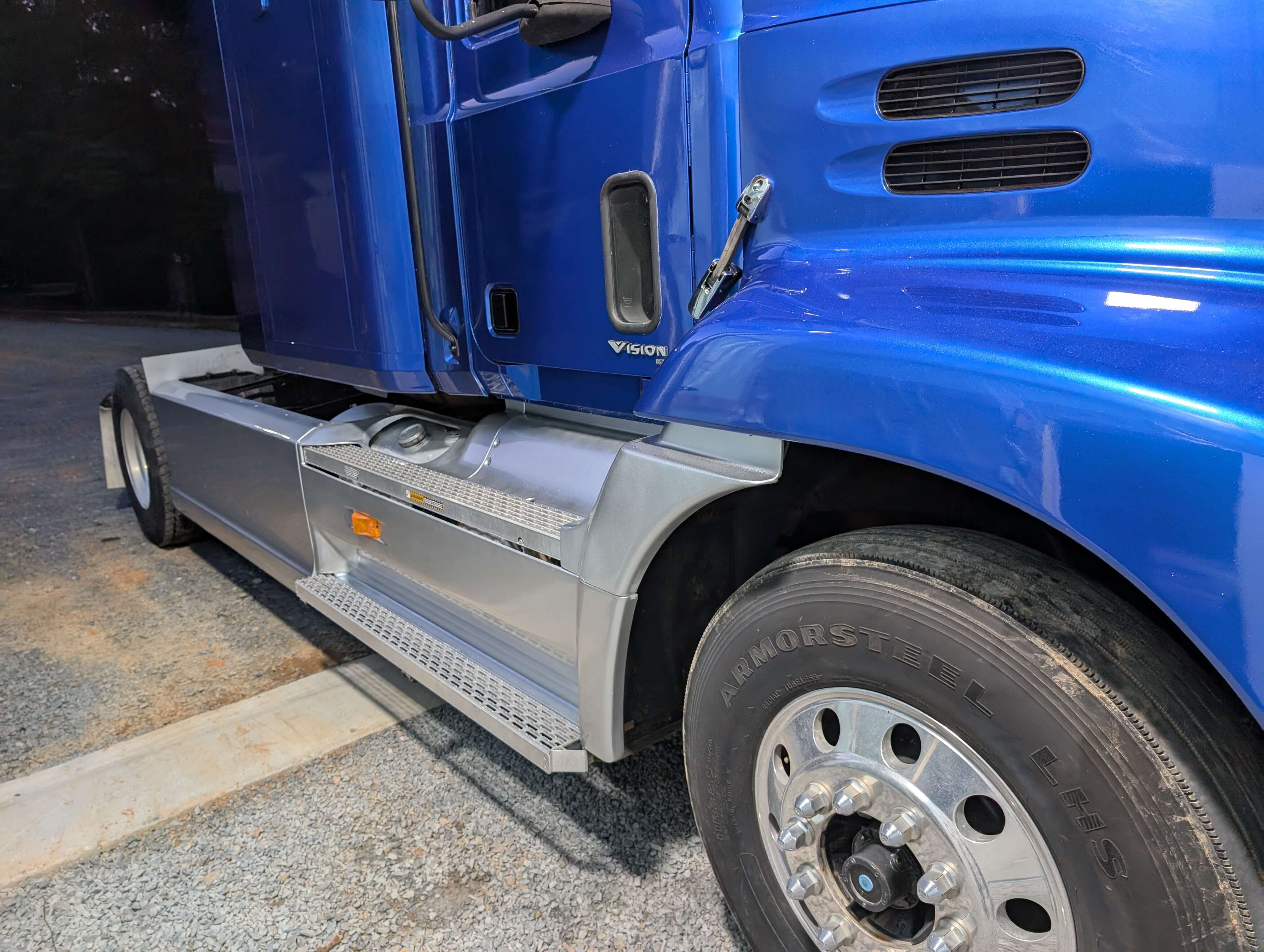 Tamco Paint Blazin Blue in 2000 Mack Vision Semi Truck