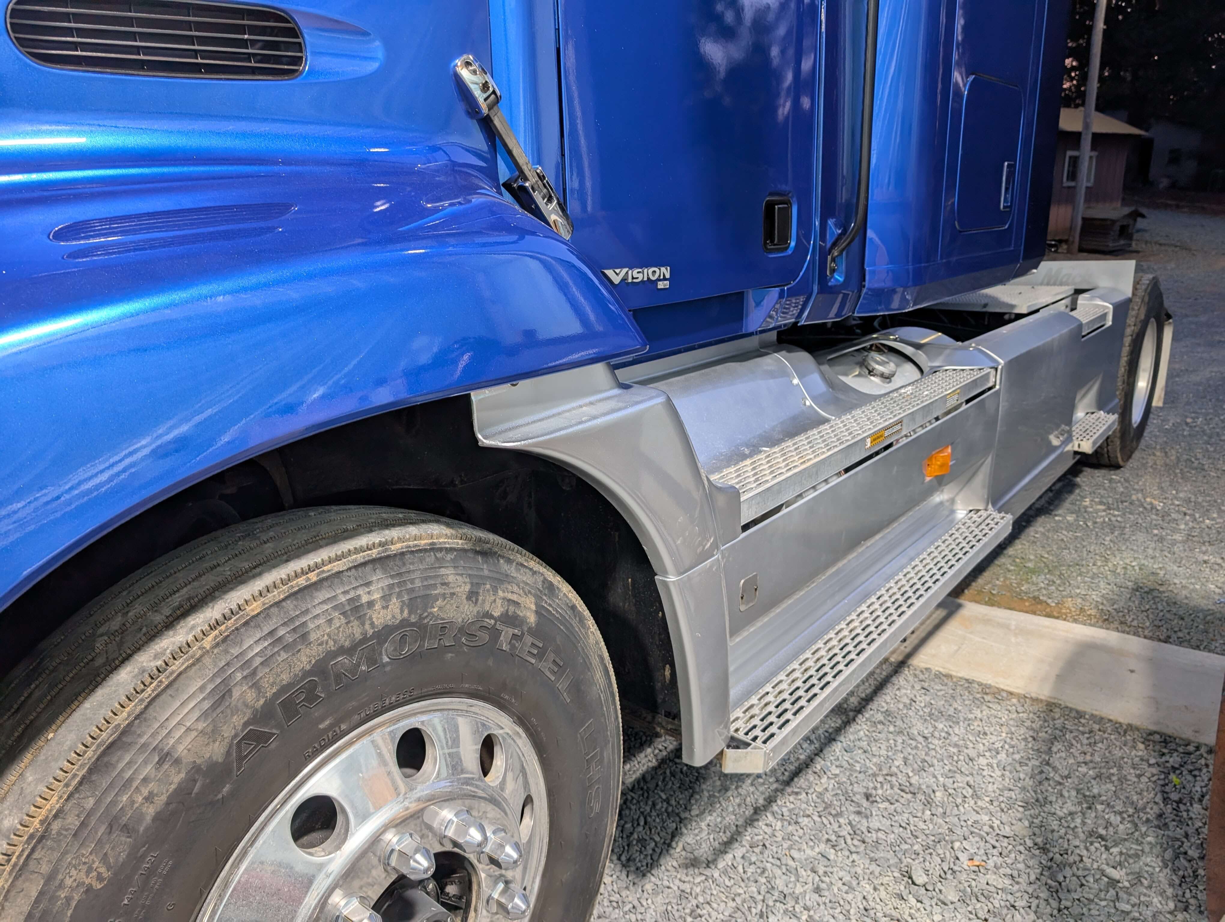 Tamco Paint Blazin Blue in 2000 Mack Vision Semi Truck