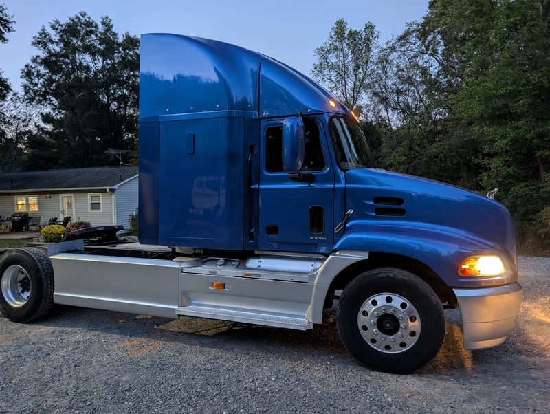 Tamco Paint Blazin Blue in 2000 Mack Vision Semi Truck