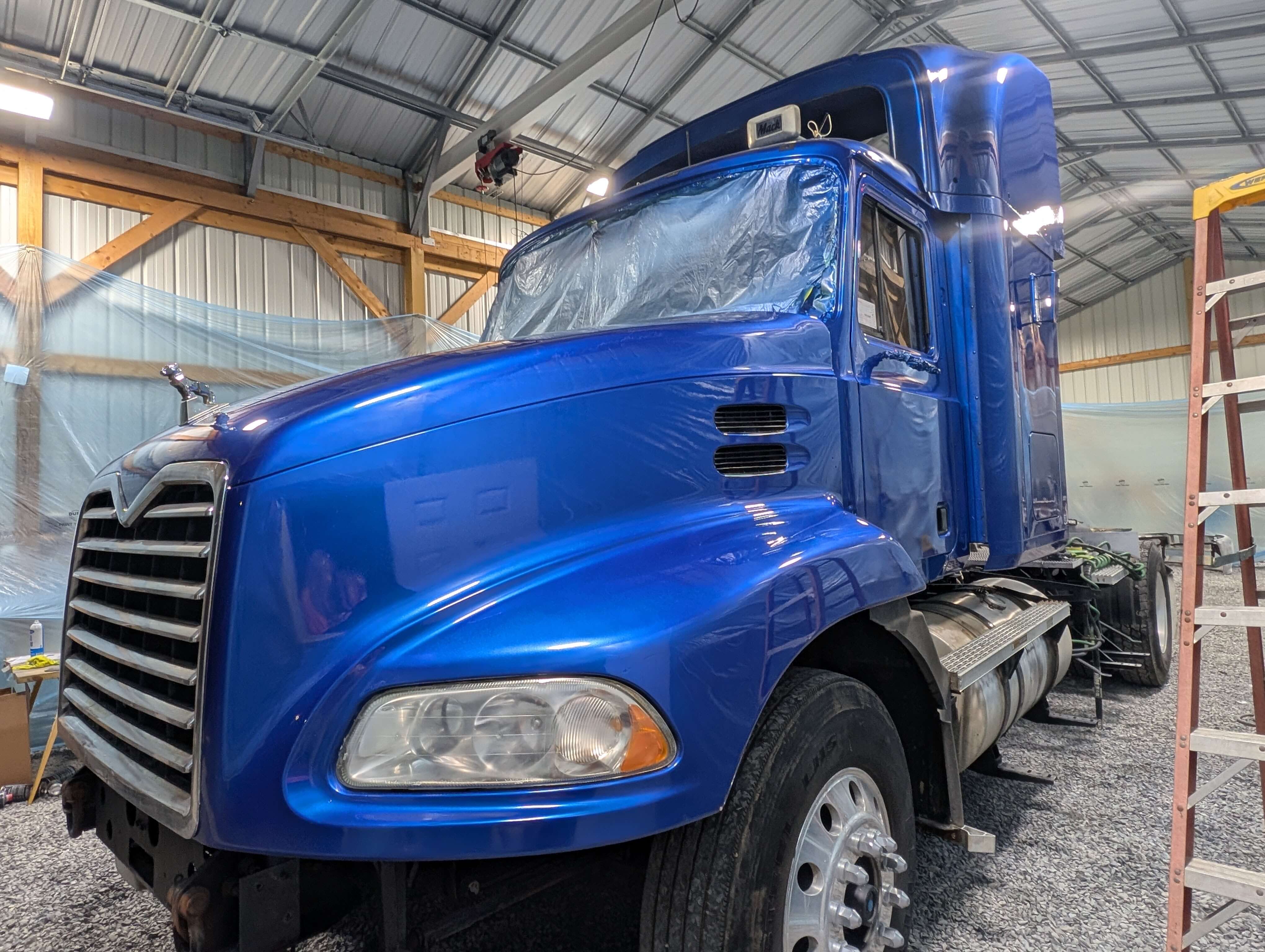 Tamco Paint Blazin Blue in 2000 Mack Vision Semi Truck