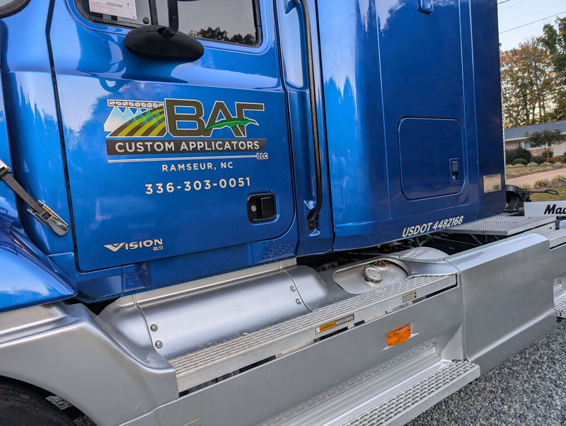 Tamco Paint Blazin Blue in 2000 Mack Vision Semi Truck