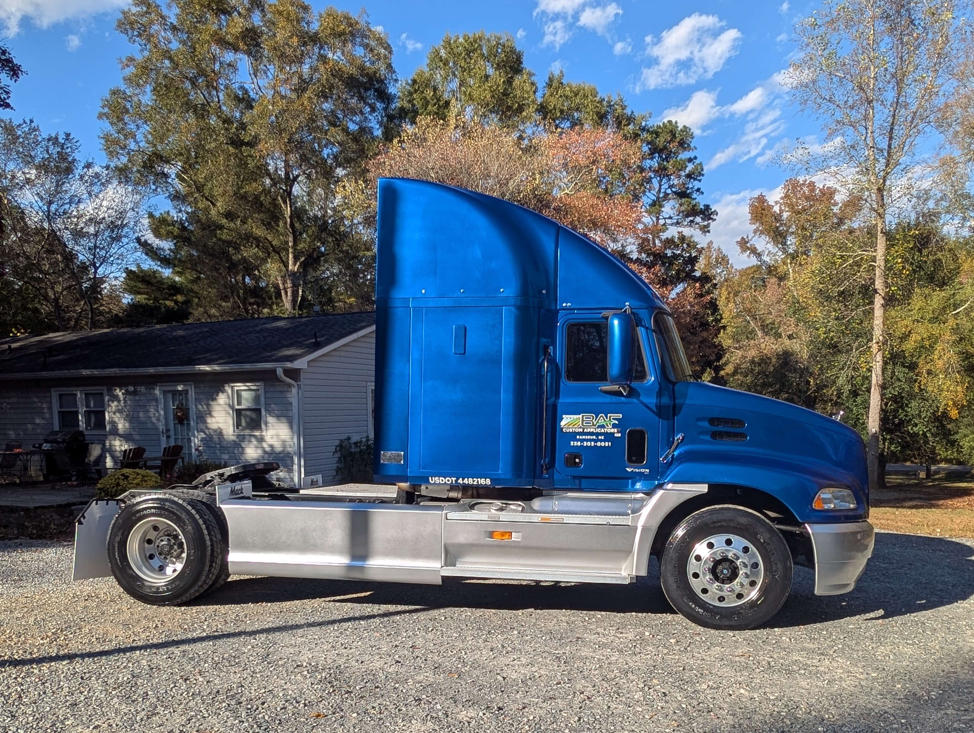 Tamco Paint Blazin Blue in 2000 Mack Vision Semi Truck