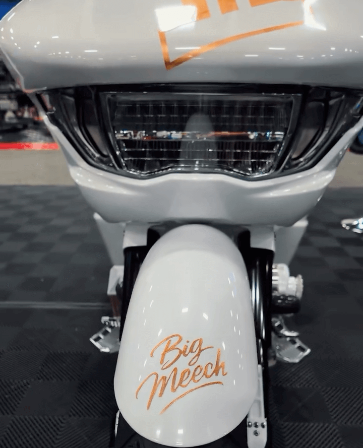 Tamco Paint Blizzard Of Ozz White Pearl on Harley-Davidson Bagger