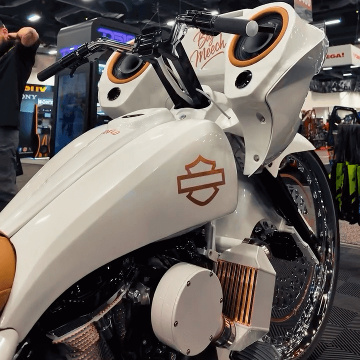 Tamco Paint Blizzard Of Ozz White Pearl on Harley-Davidson Bagger
