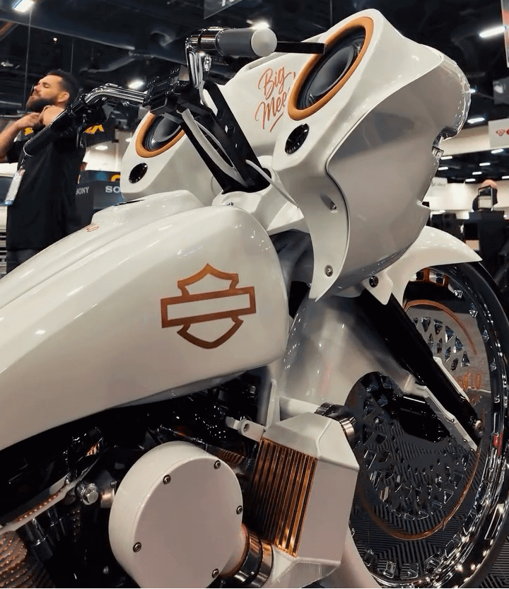 Tamco Paint Blizzard Of Ozz White Pearl on Harley-Davidson Bagger