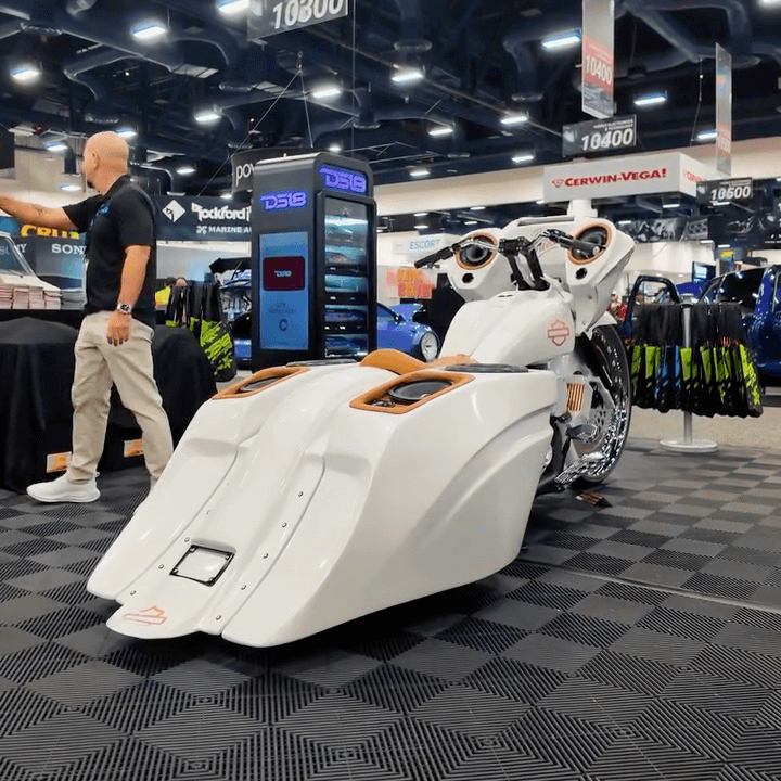 Tamco Paint Blizzard Of Ozz White Pearl on Harley-Davidson Bagger