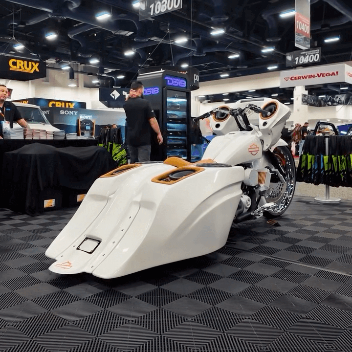 Tamco Paint Blizzard Of Ozz White Pearl on Harley-Davidson Bagger