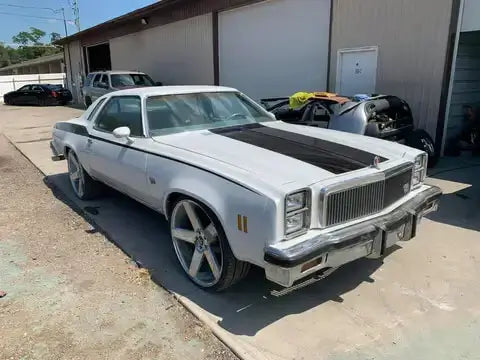 Tamco Paint Blizzard Of Ozz White Pearl in 1976 Chevrolet Malibu Classic