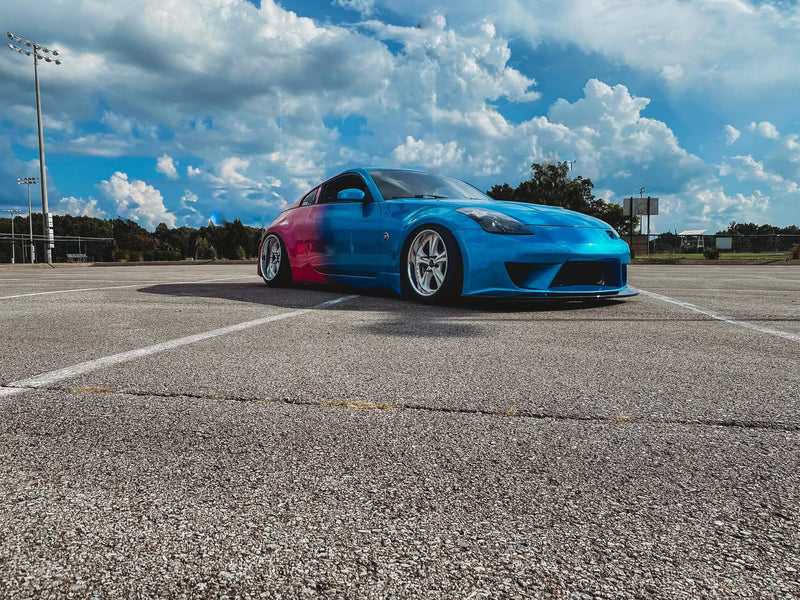  Lipstick with the shade of blue-green 2005 Nissan 350Z