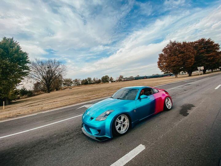  Lipstick with the shade of blue-green 2005 Nissan 350Z