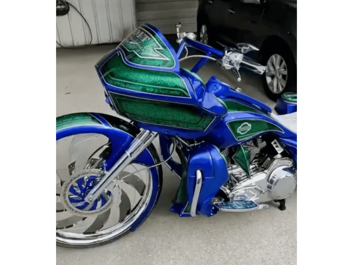 Tamco Paint SoCal Blue & Hustlin' Candy Pearl Basecoat on Harley-Davidson Road Glide